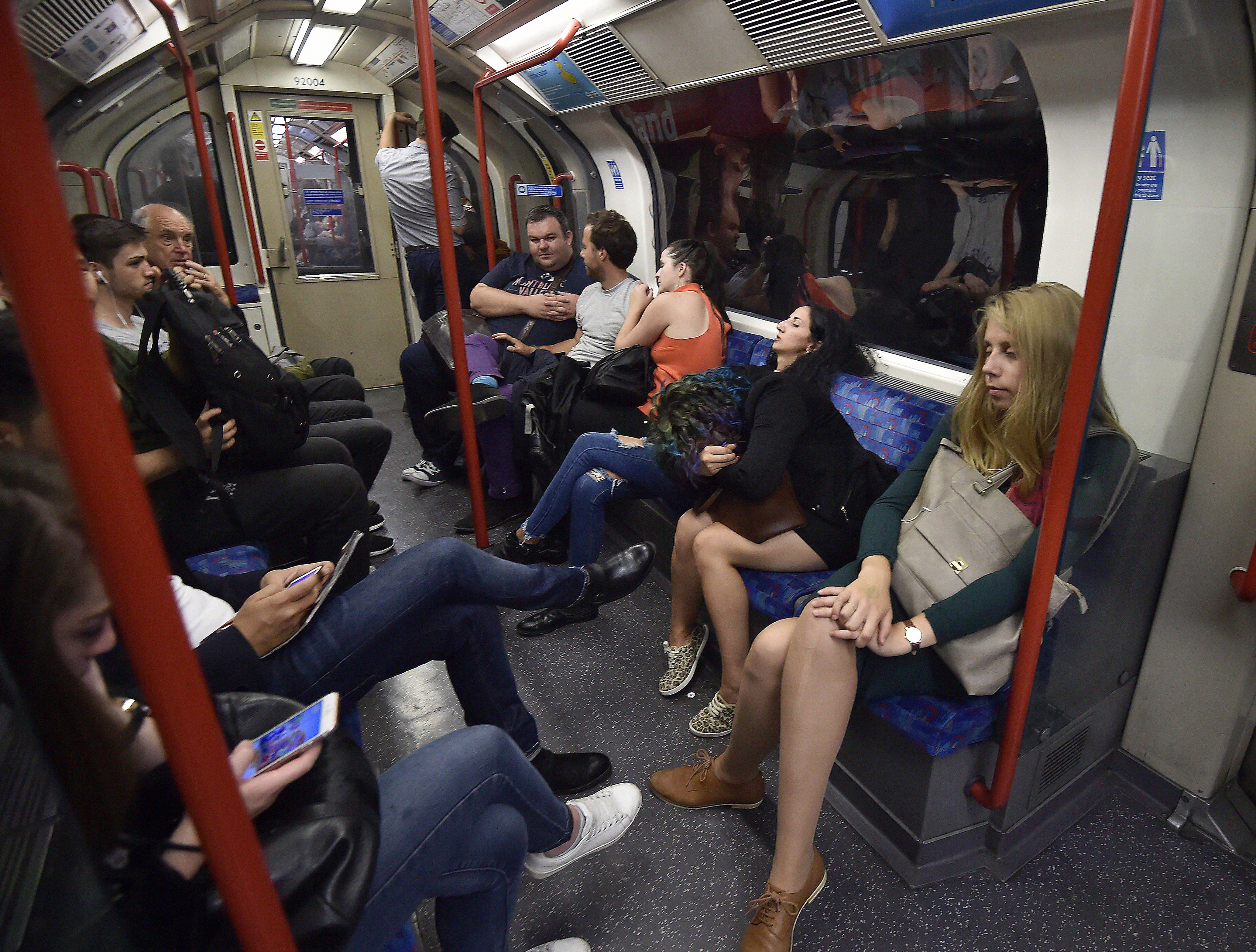 Alertă la metroul din Londra după ce un tren a luat foc