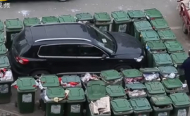 Un măturător chinez a blocat o mașină cu 40 de urne de gunoi VIDEO