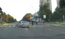 Un șoferi era cît pe ce să spulbere o mamă cu copii pe trecerea de pietoni VIDEO