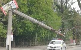 Бетонный столб упал на линию электропередач ФОТОВИДЕО