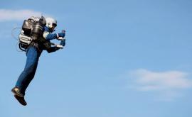 Bărbatul care zboară cu un jetpack printre avioane a reapărut