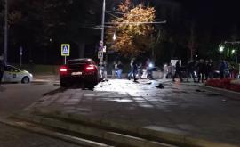 Accident cu năbădăi Un porsche a intrat pe scările monumentului Ștefan cel Mare VIDEO