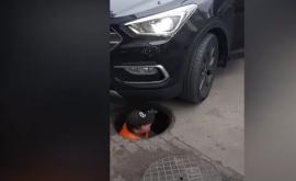 Doi muncitori au rămas întro gură de canalizare după ce o mașină lea blocat ieșirea VIDEO