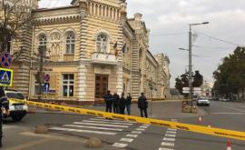 НОВОСТЬ ЧАСА Предупреждение о бомбе у Посольства Украины и у примэрии Кишинева ФОТО