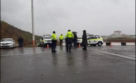 Полиция проверяет транспорт на мосту у Резины