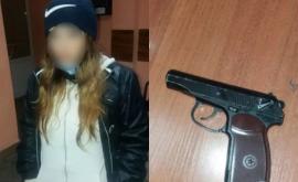 La plimbare înarmată O tînără cu un pistol reținută de carabinieri