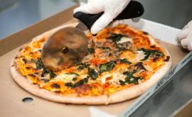 Minciuna unui angajat dintro pizzerie a băgat o regiune în carantină
