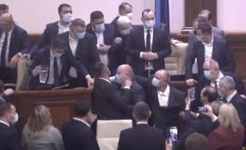 Парламент проголосовал за проект бюджета в первом чтении а оппозиционеры устроили потасовку