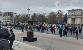 Сотни людей уже собрались на площади Великого национального собрания