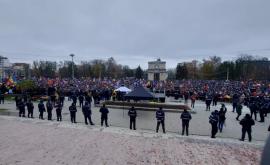 Кордон полицейских перед зданием правительства был усилен