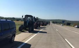 Agricultorii vin cu tehnică în Piața Marii Adunări Naționale ca să protesteze