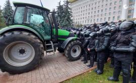 Сцена столкновения между полицией и фермерами