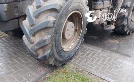 Un protestatar a arat cu tractorul gazonul din faţa Catedralei