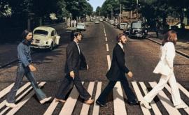 O plăcuţă stradală cu Abbey Road emblematică pentru fanii The Beatles vîndută la licitaţie 