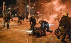 Proteste violente în Atena Un poliţist a fost bătut de mulţimea furioasă