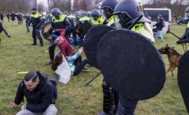 Полиция Нидерландов применила водометы для разгона акции протеста в центре Гааги