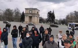 На площади Великого национального собрания несколько человек вышли на протест