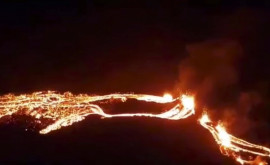 Эффектные кадры извергающегося вулкана снятые дроном проглоченным лавой