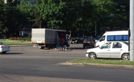 Не повезло водителю Груз вывалился на дорогу