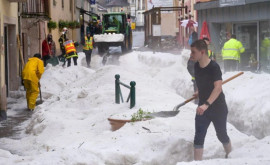 Un oraș din Franța a fost acoperit de omăt la mijloc de vară