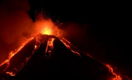 Italia Etna erupe din nou coloanele de cenușă se înalță spre cer VIDEO 
