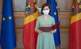 Pe una dintre diplomele înmînate de Sandu absolvenților ar apărea numele lui Dodon