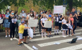 Родители и ученики протестуют у правительства против наложенных ограничений
