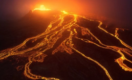 O parte a craterului vulcanului de pe La Palma văzut cum se prăbușește