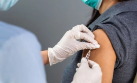 Сотрудники медицинской системы получат третью дозу вакцины