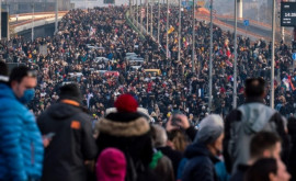 Тысячи протестующих перекрыли дороги шоссе и бульвары в Сербии