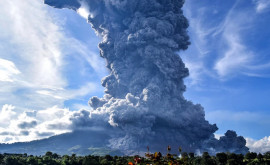 Число жертв извержения вулкана в Индонезии увеличилось до 15