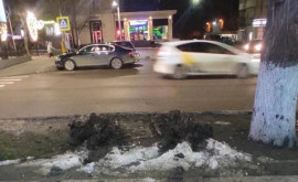 A umplut trotuarul cu noroi Isprava unui șofer din capitală criticată pe rețelele de socializare