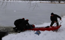 La un pas de tragedie Un pescar prăbușit sub gheață salvat în ultima clipă