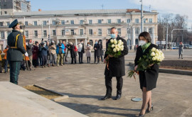 Наталья Гаврилица и Николае Чукэ возложили цветы к памятнику Штефана чел Маре