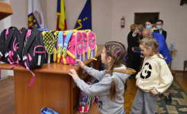 500 школьных ранцев розданы детям украинских беженцев