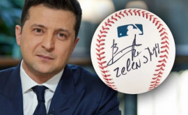 Suma uriașă pentru care a fost vîndută o minge de baseball semnată de Zelenski