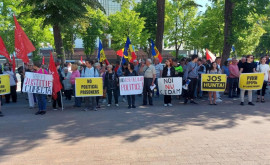 PSRM protestează în fața Parlamentului