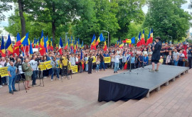 PSRM continuă protestele în fața Parlamentului