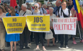 Altercații la protestul PSRM Jos provocatorii