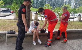 O tînără ajutată de carabinieri după ce i sa făcut rău în stradă