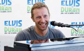 Chris Martin solistul trupei Coldplay cîntă melodia de nuntă unui cuplu întrun bar Imaginile au devenit virale
