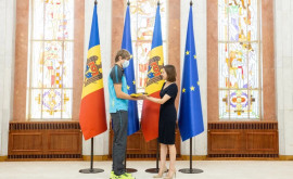  Санду вручила Государственный флаг спортсменам представляющим Молдову на будущем Олимпийском фестивале