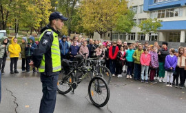 Sute de elevi instruiți cum să evite pericolele străzii