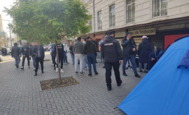 Șiau creat veceu printre mașini Protestatarii lui Șor documentați de Poliție