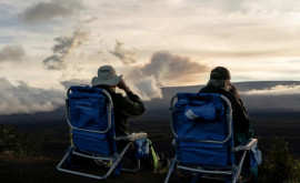 Жители Гавайев целыми семьями едут смотреть как извергается крупнейший в мире вулкан МаунаЛоа