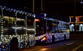 Кишиневские троллейбусы украсили к празднику