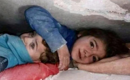 O fetiță siriană prinsă sub dărîmături șia protejat frățiorul cu propriul corp 