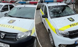 Două mașini ale Poliției parcate neregulamentar în centrul capitalei