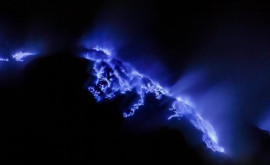 Вулкан в Индонезии извергает голубую лаву 