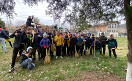 Tineri sportivi implicați în acțiuni de salubrizare 